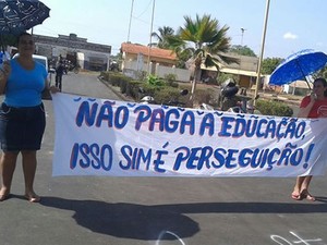 categoria_foi_com_cartazes_as_ruas_da_cidade